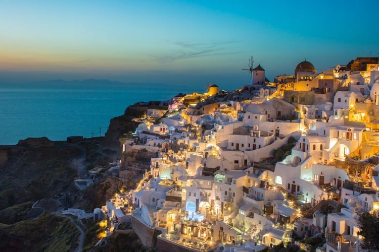 Greece bets on vaccinated tourists